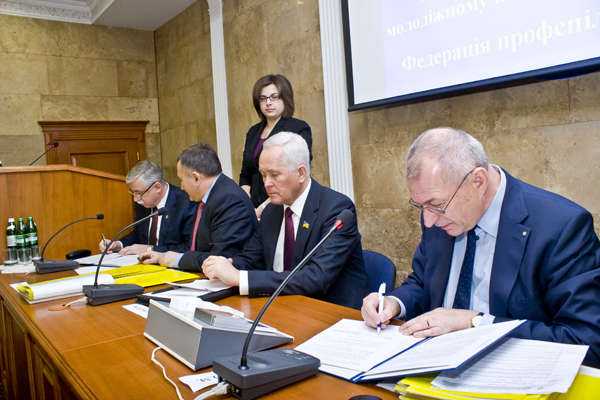 ПОЗИЦІЯ ПРОФСПІЛОК. Вирішувати проблеми молоді спільно