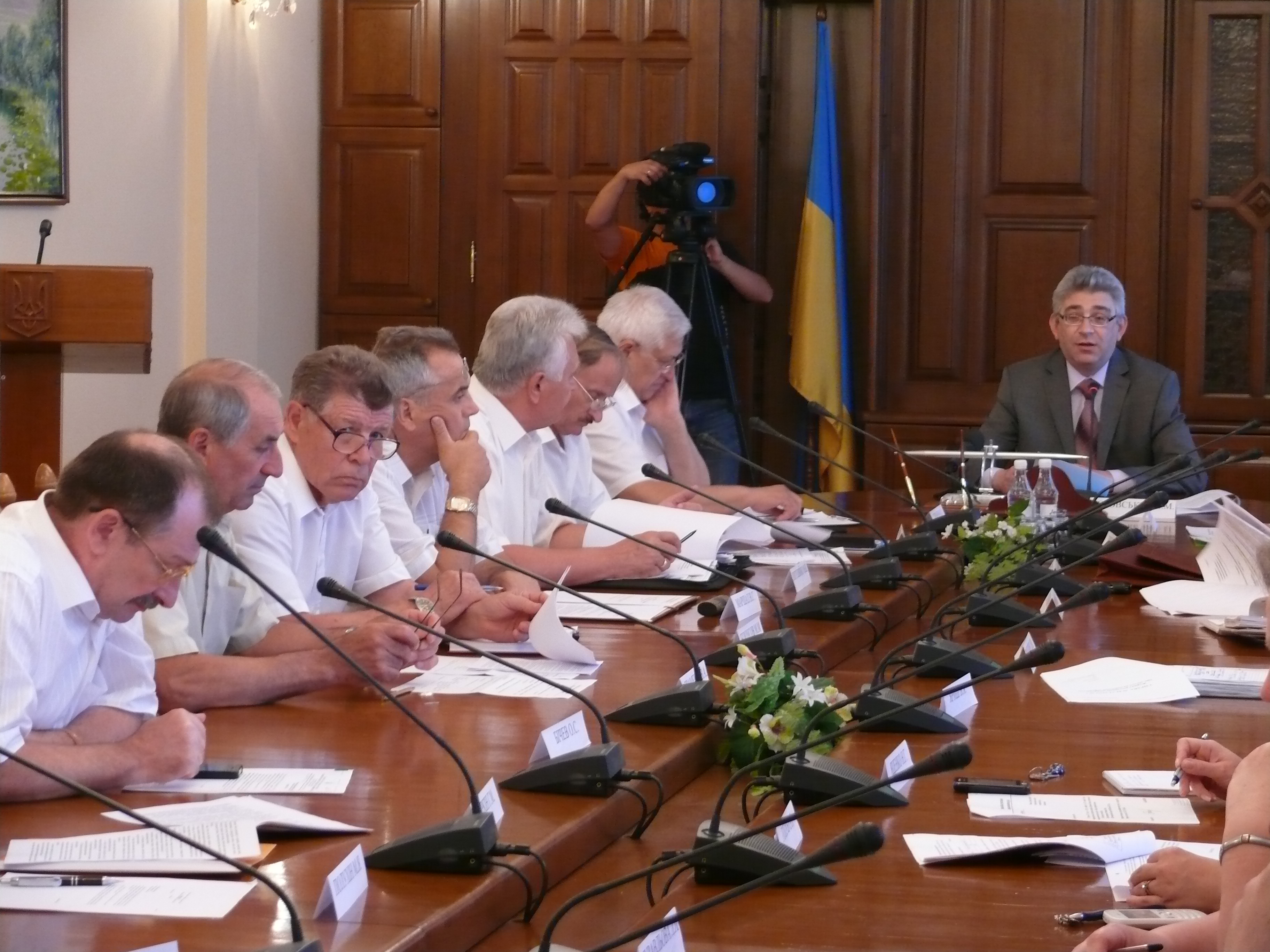 По настоянию профсоюзной стороны