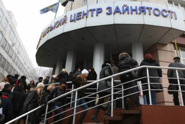 Які документи необхідно подати до Державної служби зайнятості для взяття на облік та за яких умов призначається допомога по безробіттю?