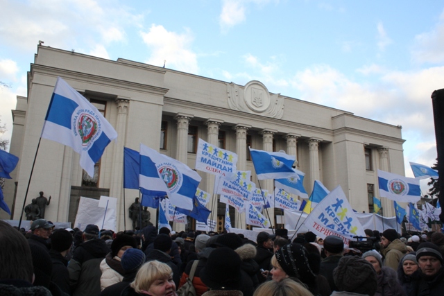 Профспілки і громадськість виступають проти урядового «пакету щастя» 