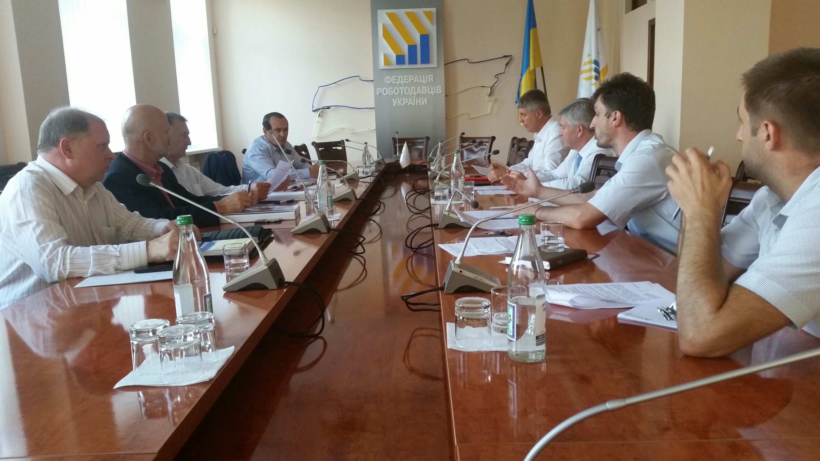 Хто зазіхає на лікарняні та допомогу по безробіттю?