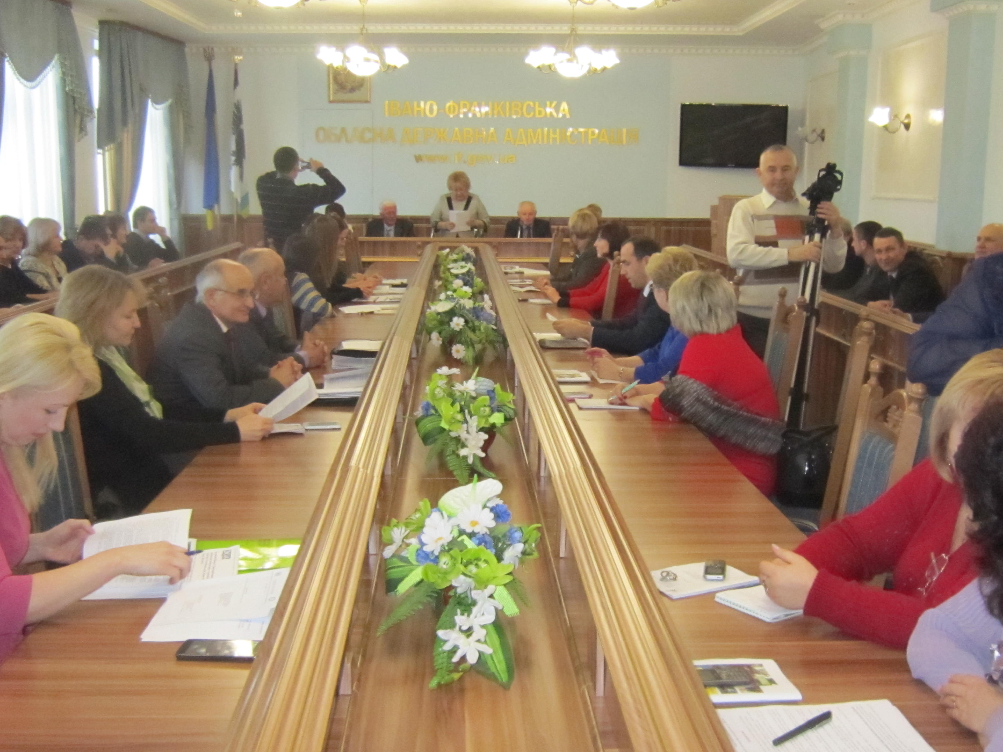ДЕРЖСЛУЖБОВЦІ ЧЕКАЮТЬ ЗМІН. АБИ НА КРАЩЕ