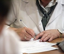 Про визначення права на  грошову допомогу в  розмірі десяти місячних пенсій  медичним працівникам