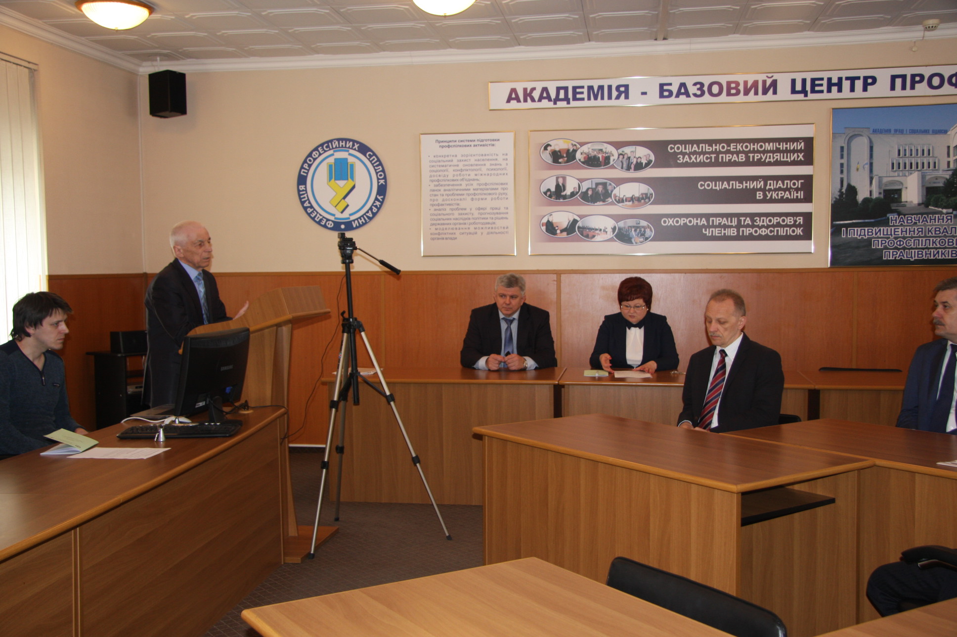13-14 квітня в Академії праці, соціальних відносин і туризму відбулася наукова конференція викладачів, аспірантів і студентів  «Україна в сучасному світі: виклики та можливості».