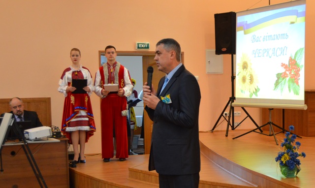 Голова Федерації профспілок Черкаської області Петро Шевченко привітав учасниць програми миротворення в Україні