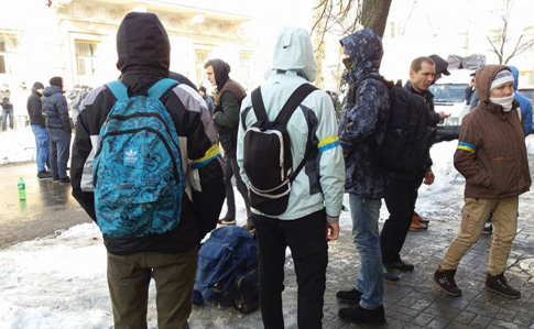 Біля Маріїнського парку збирають тітушок