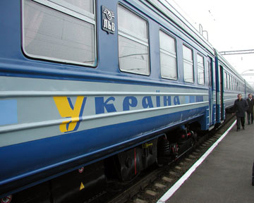 Залізничники домовились про підвищення окладів на 25%