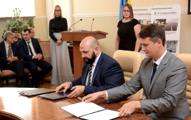 МІЖ ПРОФСПІЛКОЮ ТА МІНРЕГІОНОМ ПІДПИСАНА ГАЛУЗЕВА УГОДА. Заробітна плата і умови праці 650 тисяч будівельників в Україні поліпшяться   