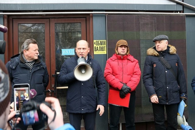 Як у Києві господарів не пускають до власної оселі