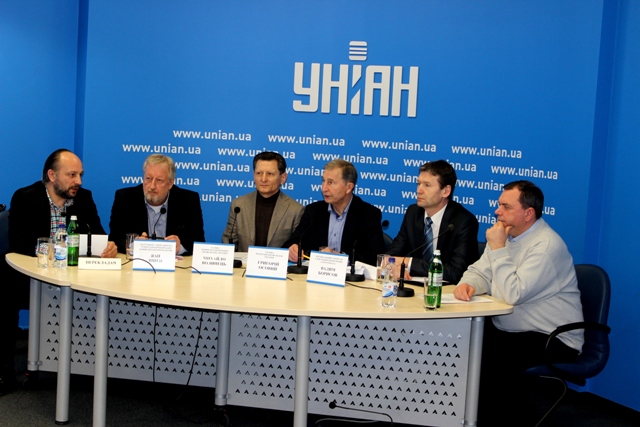 Яап Вінен: "Ми повідомимо Премєр-мінстра України, що якщо влада країни не буде і надалі приймати всерйоз вимоги, висунуті профспілками, профспілки будуть змушені полишити стіл переговорів і вийти на вулицю".