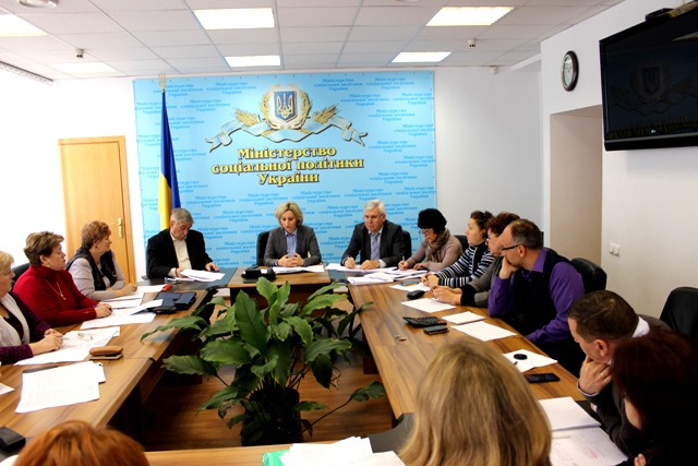 СОЦІАЛЬНИЙ ЗАХИСТ. Профспілки вимагають справедливої оплати праці в бюджетній сфері 