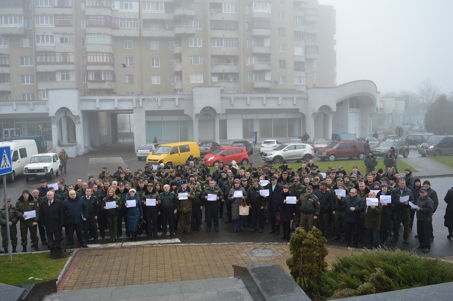 Волинські лісівники озвучили вимоги та власне бачення розвитку лісової галузі під час мирної акції біля приміщення облради