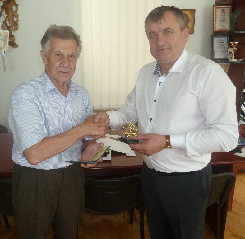 Профспілкову нагороду за розвиток соціального  партнерства  отримав  керівник  Національного природного  парку «Синевир»  у Закарпатті 