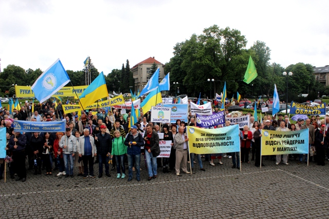 ФОТОРЕПОРТАЖ ПРО ПОПЕРЕДЖУВАЛЬНУ АКЦІЮ ПРОФСПІЛОК В УЖГОРОДІ 