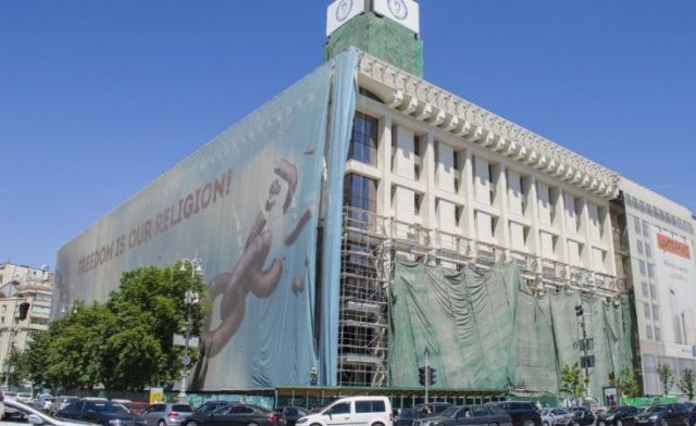 ФОТОРЕПОРТАЖ. Демонтаж банеру з фасаду столичного Будинку профспілок