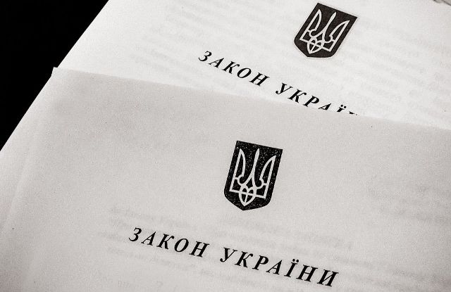 Що означатиме введення воєнного стану, чим він регламентований і які обмеження та заборони громадянських прав можуть бути застосовані