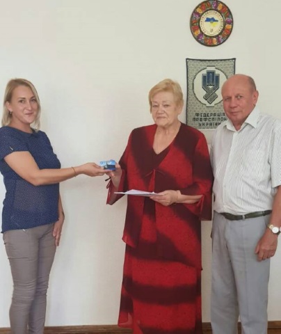 На Миколаївщині отримано перший  соціальний профспілковий квиток!