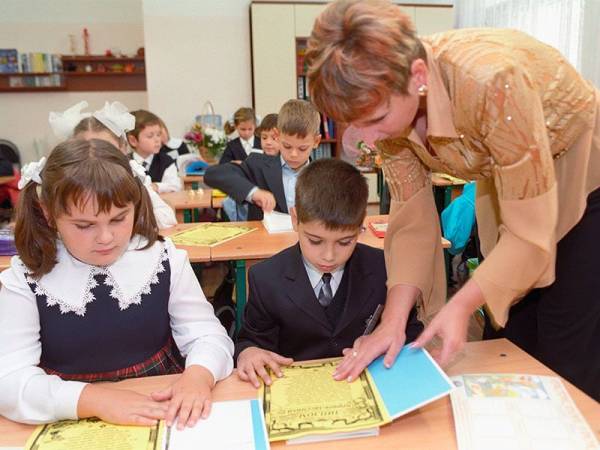 Профспілки за прискорення підвищення зарплат педагогам