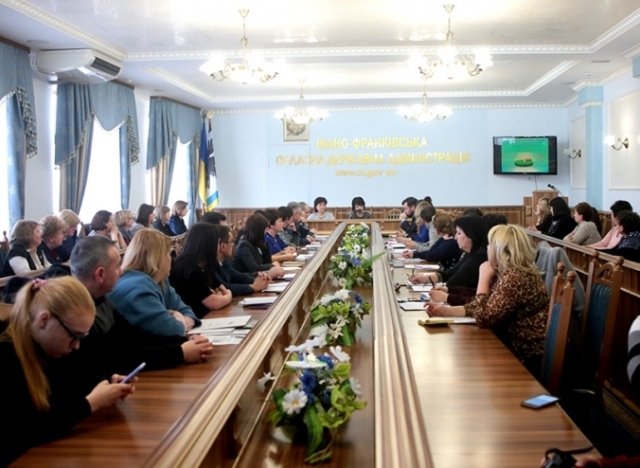 НА ТРИСТОРОННІЙ ОСНОВІ
