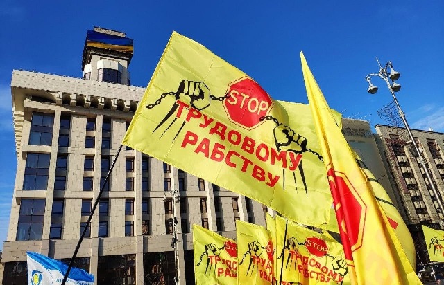 Нам знову нав’язують трудове рабство   