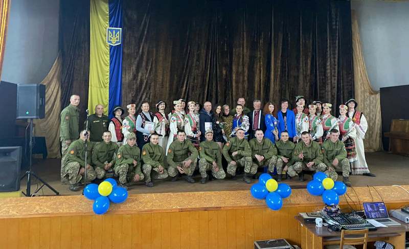 Концерт артистів Жовтневого палацу у n-ській військовій частині Київщини 