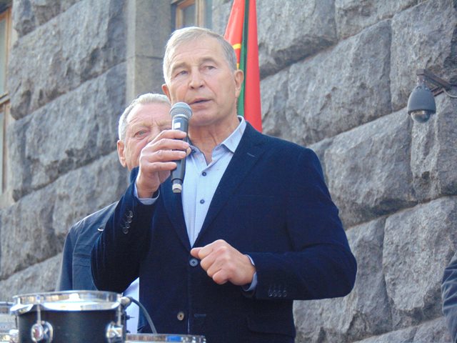 Чи зможе українська влада вирішити не геометричну задачу про дві прямі, які чомусь не пересікаються?
