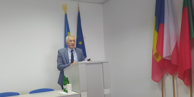 Завідувач відділу оргмасової роботи член президії ОК Профспілки Валерій Крецул