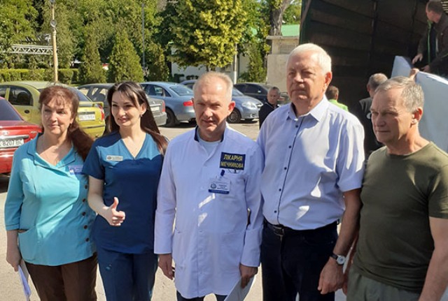 Допомагає увесь світ