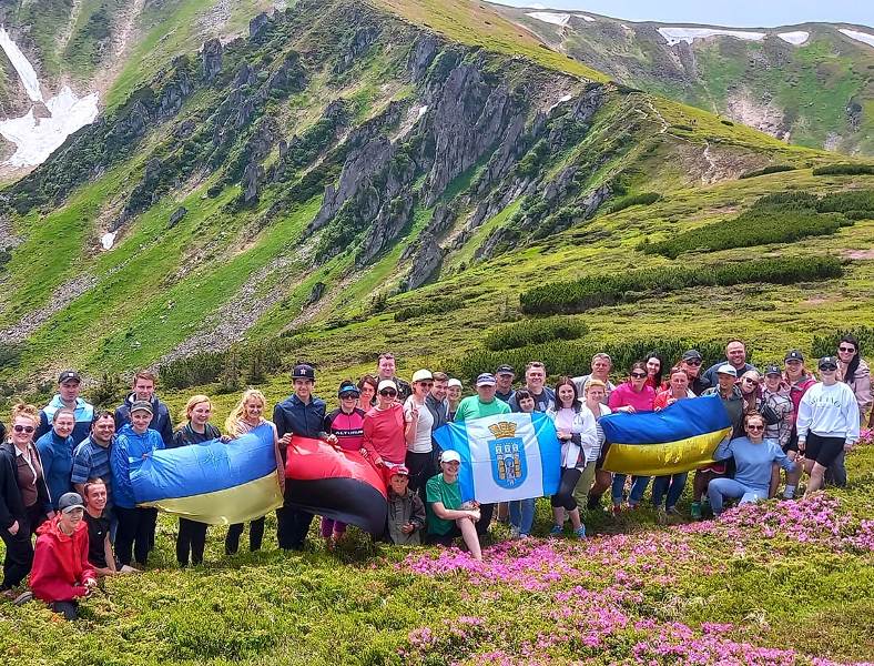 УКРАЇНСЬКІ ПРАПОРИ ЗАМАЙОРІЛИ НА КАРПАТСЬКІЙ ВЕРШИНІ