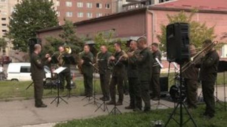 В Івано-Франківську духовий оркестр Нацгвардії зіграв для поранених бійців