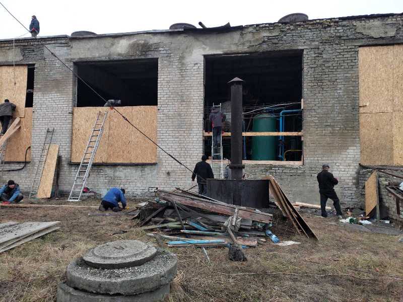 Прицівники КП Покровськтепломережа ліквідують наслідки ракетного удару рф