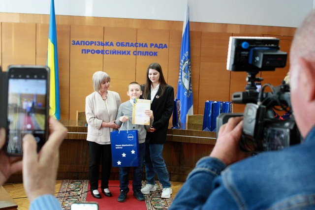 В Запорізькій облпрофраді відбулось нагородження переможців регіонального туру  конкурсу «Охорона праці очима дітей -2024» 