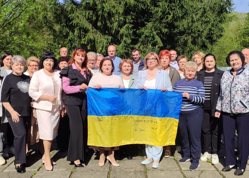 ПРАПОР УКРАЇНИ ВІД ВІЙСЬКОВИХ З ПЕРЕДОВОЇ - НА ЗНАК ПОДЯКИ ЗАКАРПАТСЬКІЙ ОБЛАСНІЙ ОРГАНІЗАЦІЇ ПРОФСПІЛКИ ПРАЦІВНИКІВ ОСВІТИ І НАУКИ УКРАЇНИ