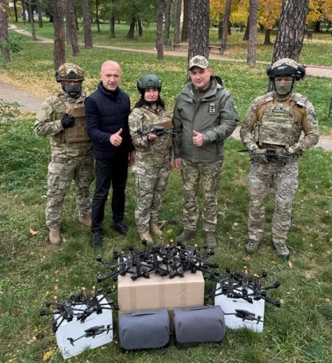 Профспілка освітян Києва передала нашим захисникам ескадрилью дронів 