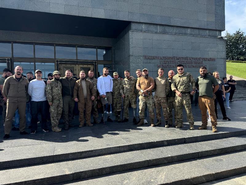 У Києві відбулася зустріч принца Гаррі з ветеранами та профспілками, в якій взяли участь Голова ФПУ Сергій Бизов і група ветеранів — членів Всеукраїнської профспілки захисників України, спортсменів та працівників сфер
