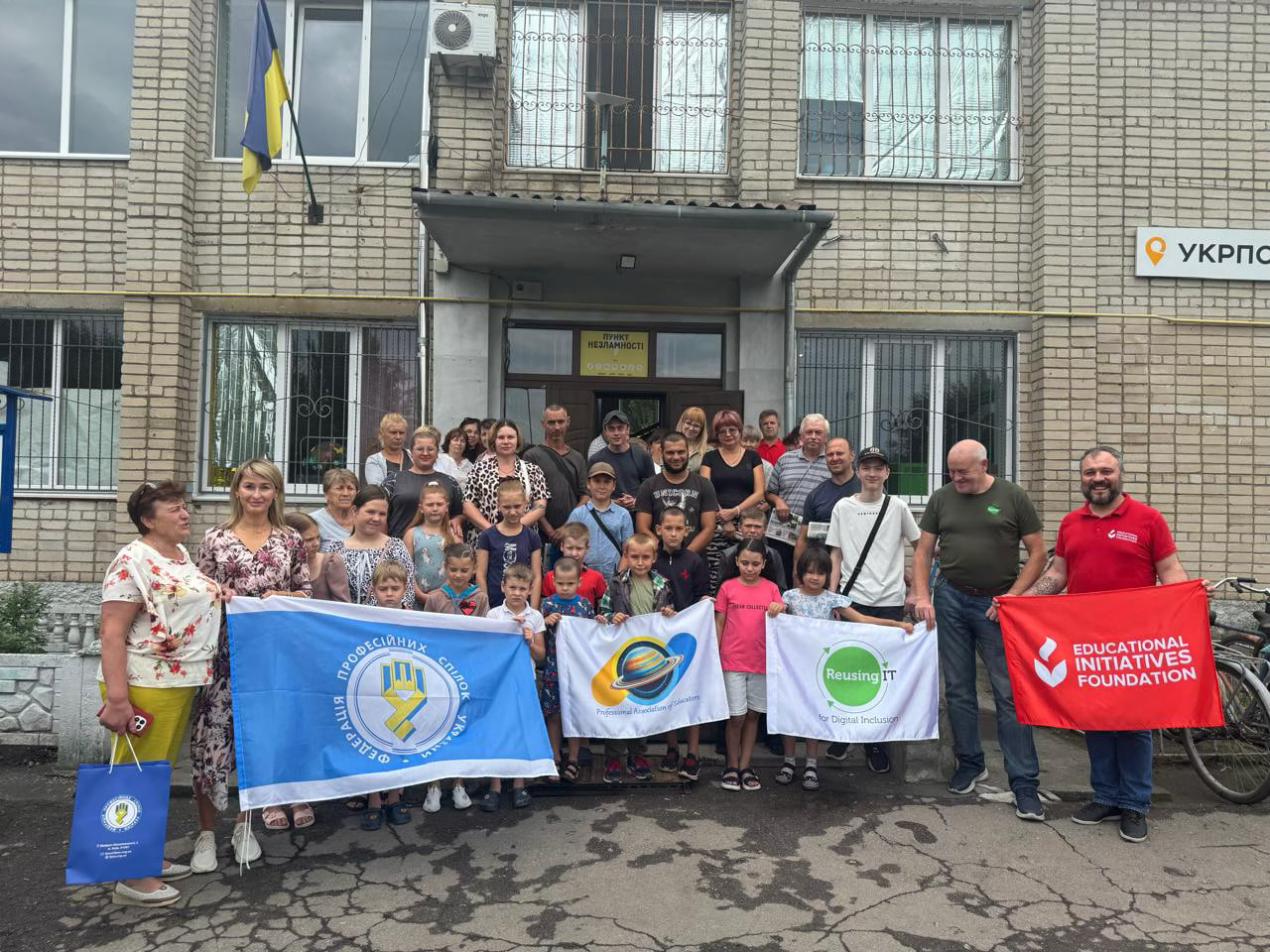 «Незламна освіта» стартувала з Великої Долини: за ініціативи Сергія Бизова прифронтова школа отримала 35 ноутбуків