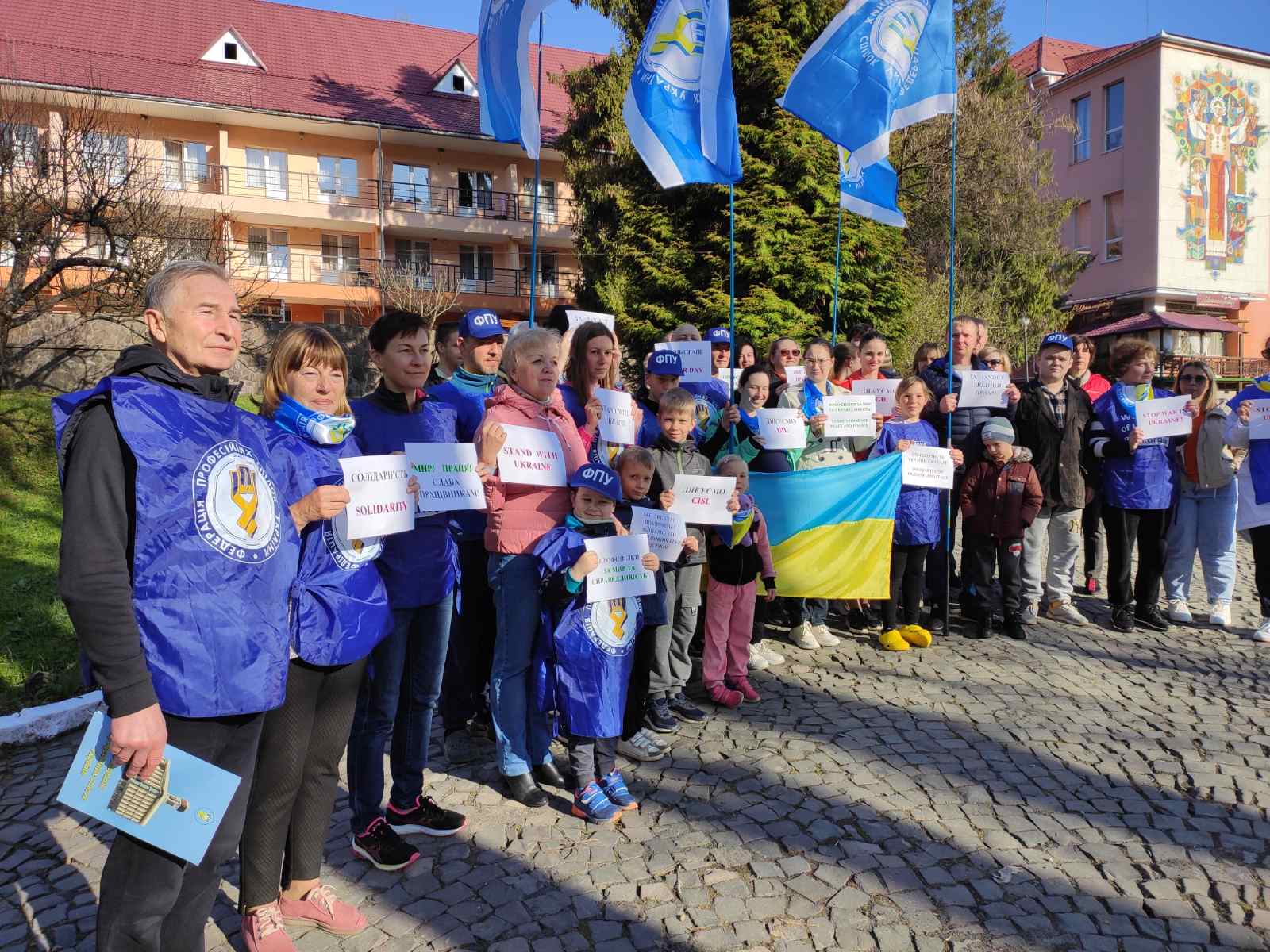 Голова ФПУ Григорій Осовий взяв участь у флешмобі на честь Дня міжнародної солідарності трудящих та в знак подяки італійським профспілкам за допомогу постраждалим під час війни 