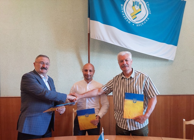У Чернівцях укладено  тристоронню Угоду про співпрацю  між Південно-Західним міжрегіональним управлінням Державної служби з питань праці, Чернівецькою обласною радою профспілок  та Федерацією роботодавців Чернівецької області